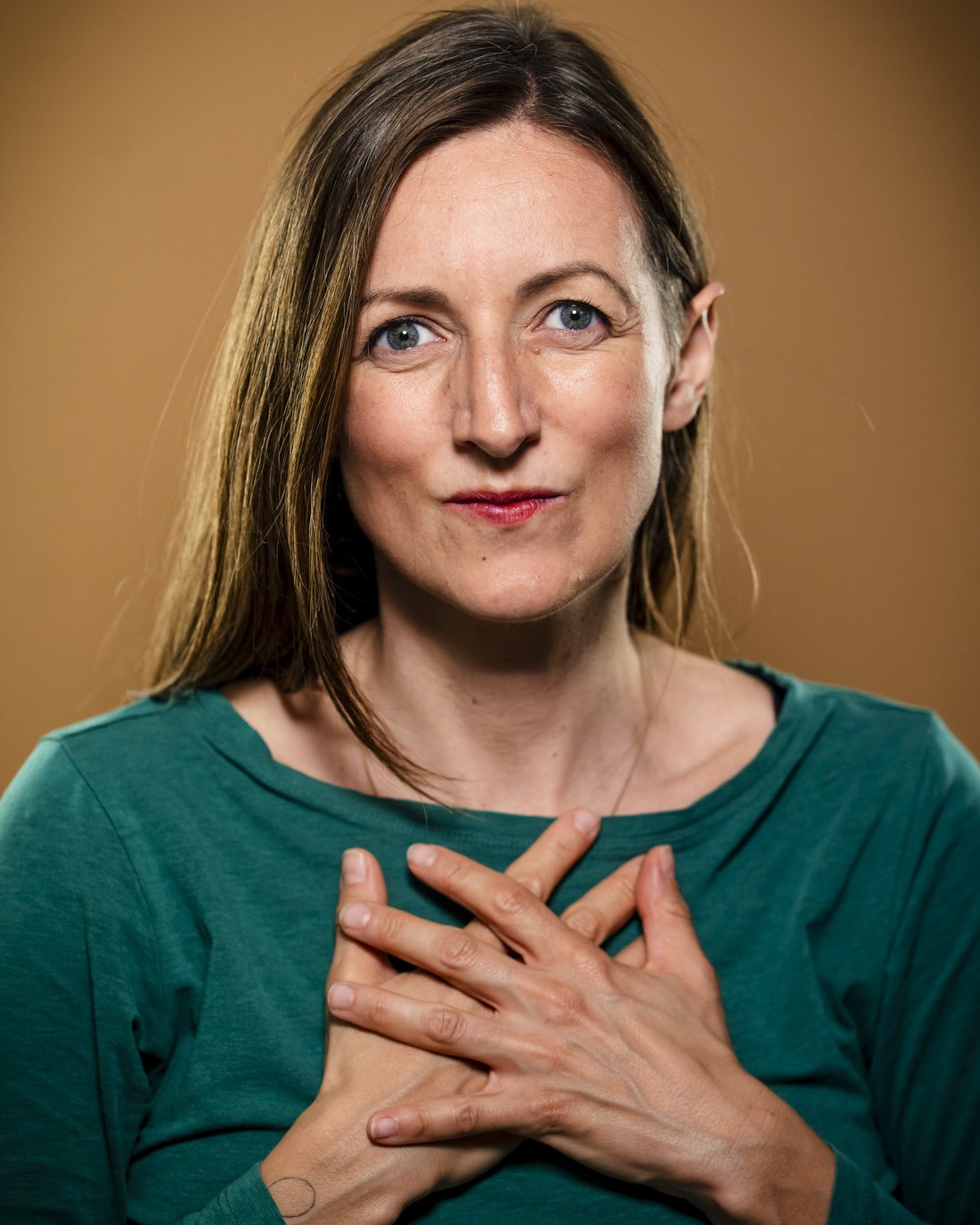 Hanna Pessl mit beiden Händen auf dem Herzen