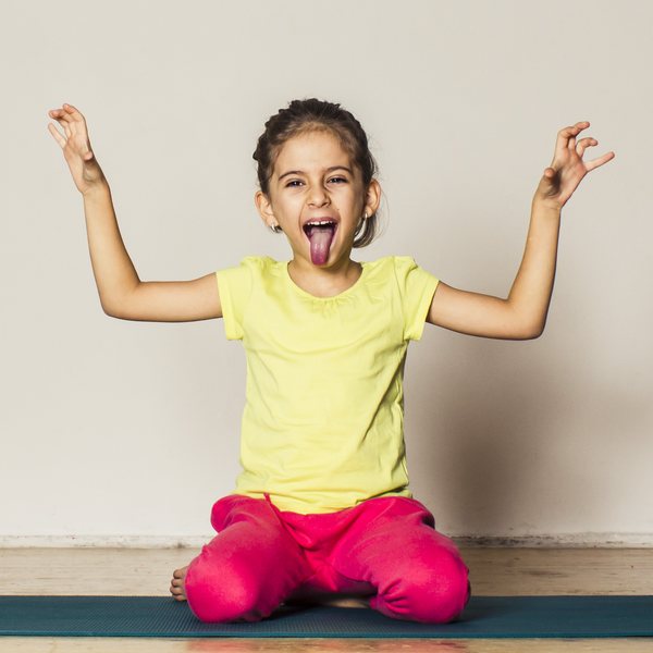 Kind brüllt beim Kinderyoga wie ein Löwe